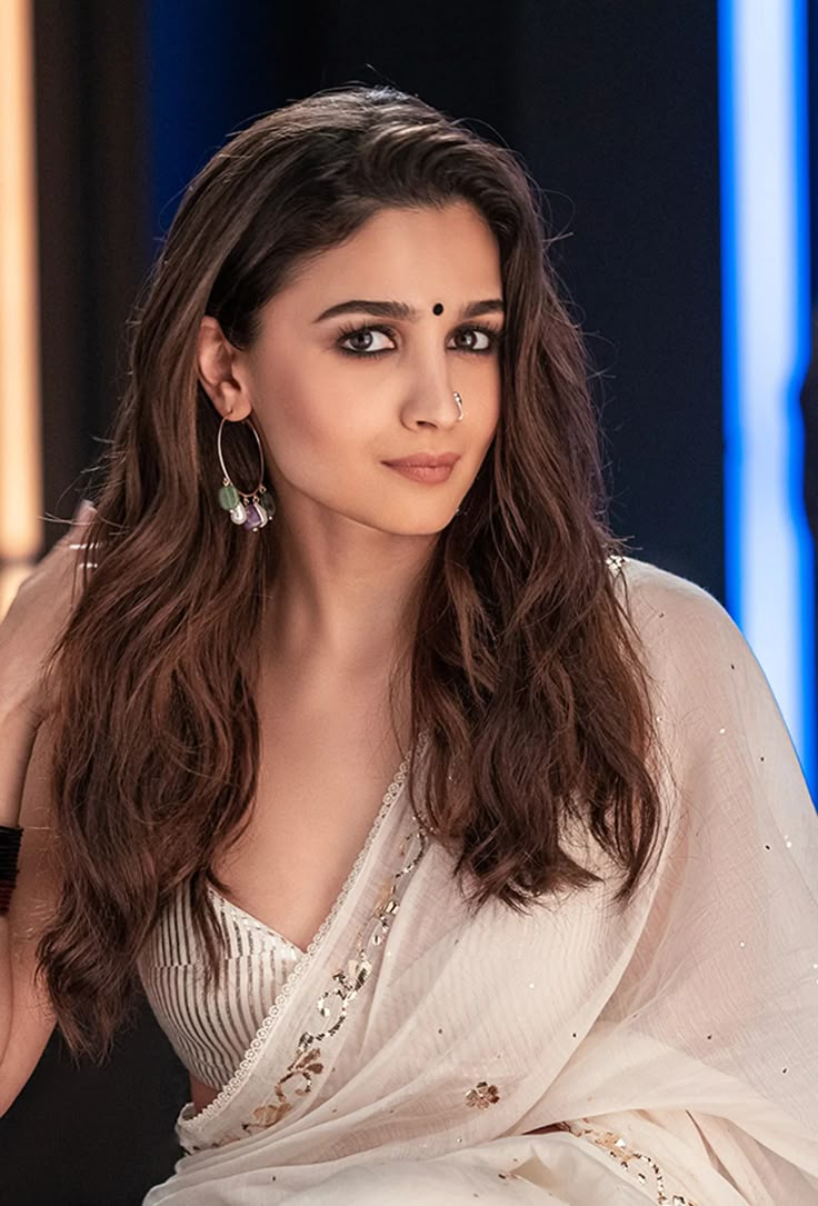 Alia Bhatt Saree, Alia Bhatt Photoshoot, Celebrity Makeup Looks, Saree Looks, Bollywood Outfits, Quick Outfits, Celebrity Makeup, Saree Look, Alia Bhatt