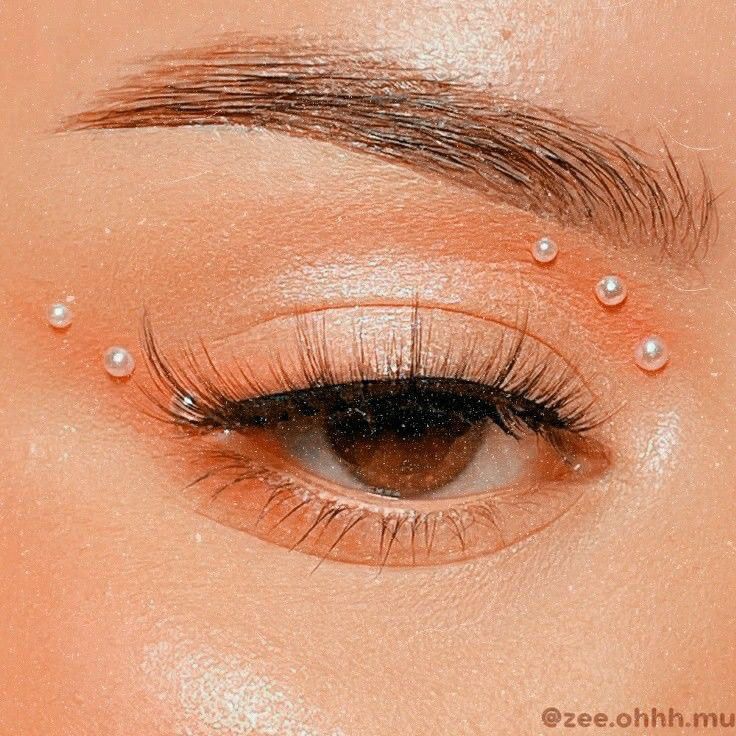 Simple Make Up With Rhinestones, Simple Makeup Looks With Pearls, Simple Makeup Looks Glitter, Pearl Rhinestone Makeup, Gem Makeup Looks Simple, Simple Pearl Makeup Looks, Pearls Eye Makeup, Pearl Face Makeup, Eye Makeup Pearls