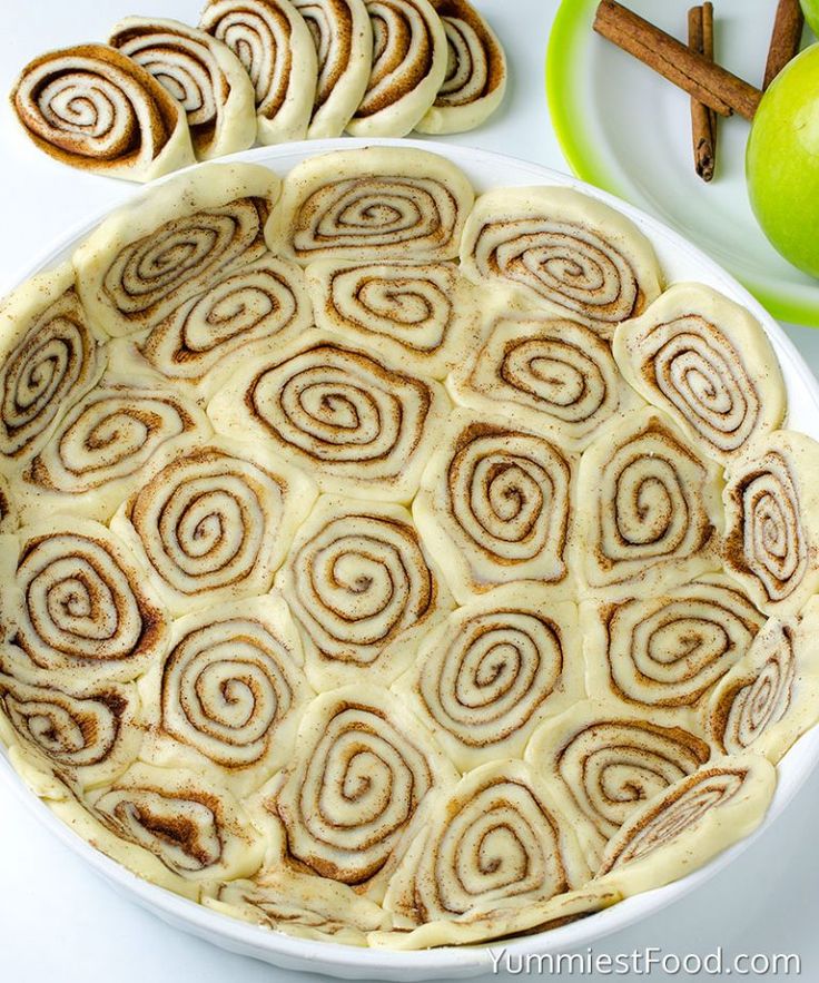 an apple pie with cinnamon rolls in the middle