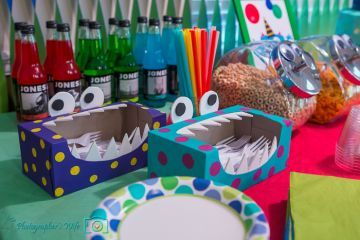 there are many items on the table to be used as party favors for children's birthdays