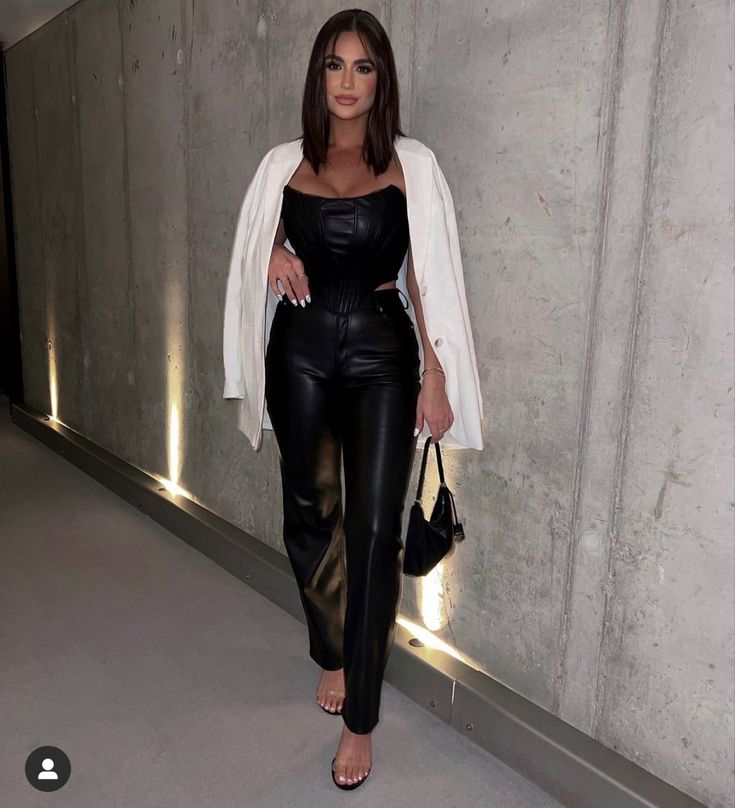 Curvy Night Out Outfit, Night Out Outfit Clubwear Winter, Clubwear Winter, Leather Pants Outfit Night Party, Leather Pants Outfit Night Going Out, Leather Pants Outfit Night, Leather Trousers Outfit, Night Out Outfit Classy, Night Out Outfit Clubwear