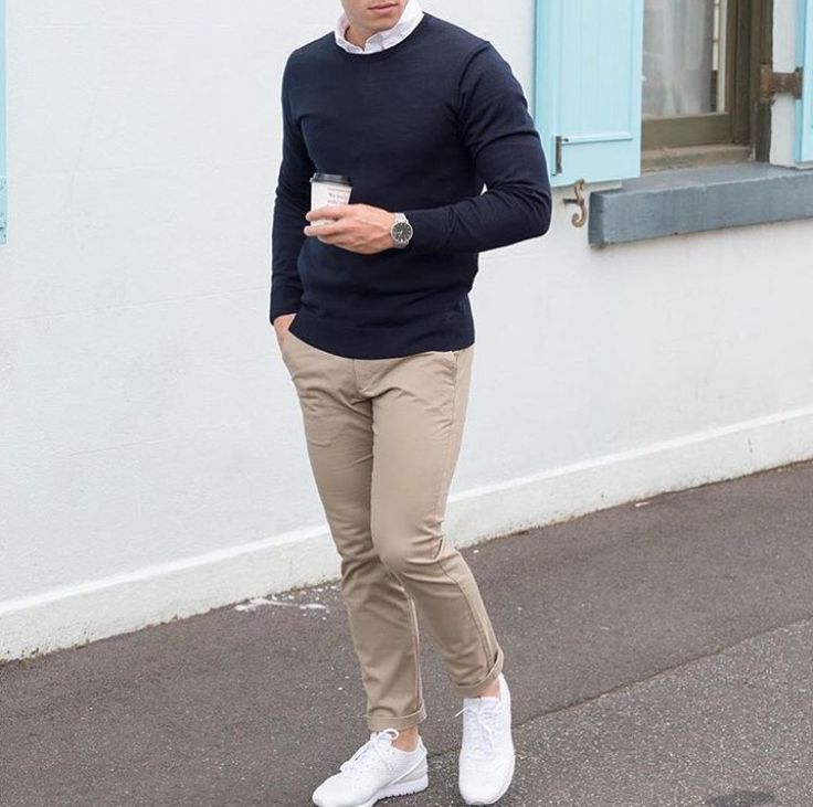 Die: White Sneakers + Beige Chinos + Black Sweater + White Simple Shirt Outfit Chicos, Chinos Men Outfit, Beige Pants Men, Sweater Outfits Men, Outfit Sport, White Sneakers Outfit, Sneakers Outfit Men, Mens Business Casual Outfits, Sneaker Outfits