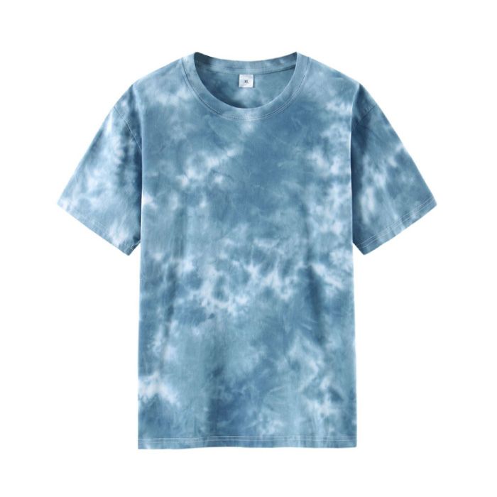 Rundhals T-Shirt mit zweifarbigem Batik Muster in Blau und Weiss. Vorne und hinten gleich. Jedes Shirt ist einzigartig dank des speziellen Färbeprozesses. Stylisch geschnitten passt das ausgefallene Shirt sowohl für Männer als auch bei Frauen. Hochwertig verarbeitet aus 100% Baumwolle. Camisa Tie Dye, Creative Outfits, Blue Tye Dye, Oc Outfits, Tie Dye Blue, Tie Dye Fashion, Batik Shirt, Tie Dye Outfits, Crop Top Outfits