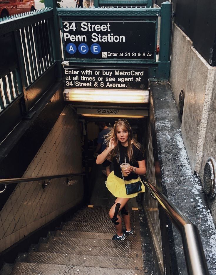 Nyc Metro Aesthetic, Aesthetic Subway Pictures, Subway Photo Ideas, Nyc Subway Photoshoot, New York Fashion Week Aesthetic, Metro Pics, Subway Photos, Subway Pictures, New York Photo Ideas