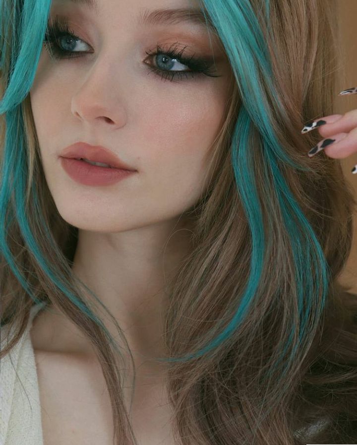 Two Toned Brown Hair Color Ideas, Black And Turquoise Hair, Blue Hair Streaks, Bright Blue Hair, Hair Color Underneath, Hair Streaks, Dyed Hair Inspiration, Dye Colors, Pretty Hair Color