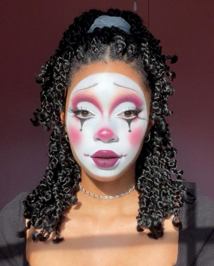 Pretty Halloween Face Makeup, Clown Stage Makeup, Old Fashioned Clown Makeup, Clown Makeup Brown Skin, Sweet Clown Makeup, Clown Jester Makeup, Jester Makeup Halloween, Beautiful Clown Makeup, Cute Jester Makeup