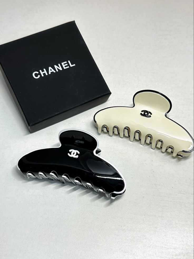 Chanel Hair Accessories, Dr Accessories, Chanel Items, Chanel Clothes, Designer Hair Accessories, Fancy Accessories, Celine Accessories, Luxury Hair Accessories, Dr Shoes