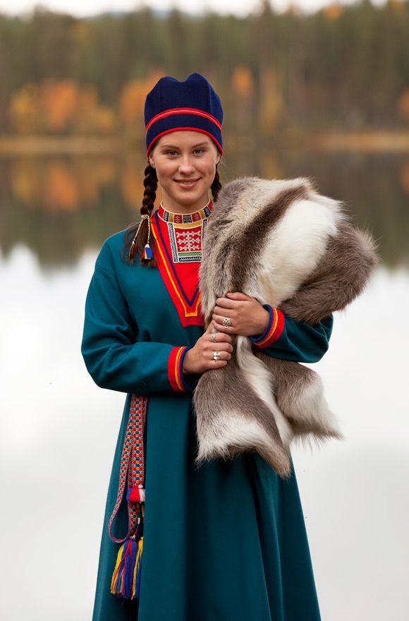 sami women - Google Search Sami People, Folklore Fashion, Folk Dresses, We Are The World, Folk Costume, People Of The World, World Cultures, Samara, Traditional Clothing