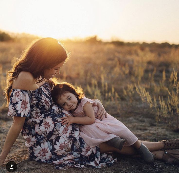 Family Maternity Pictures, Maternity Photography Family, Fall Maternity Photos, Maternity Photography Poses Outdoors, Outdoor Maternity Photos, Maternity Photo Outfits, Maternity Photography Poses Couple, Maternity Photography Outdoors, Maternity Photography Poses Pregnancy Pics