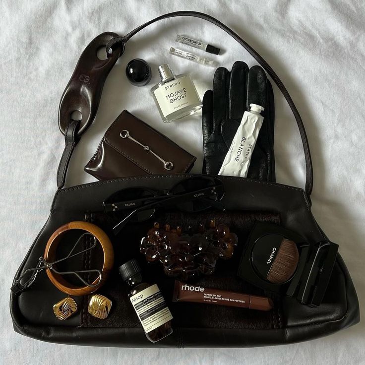 Selling Hair, Everyday Bag Essentials, Miss Independent, Flower Brown, What's In My Purse, Inside My Bag, Purse Essentials, Image Swag, Handbag Essentials