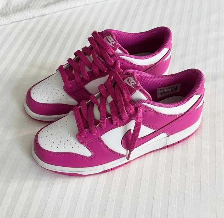 Dunk Rosa, Casual Shoes Women Sneakers, Trendy Shoes Sneakers, Preppy Shoes, Pretty Shoes Sneakers, Cute Shoes Heels, All Nike Shoes, Sneaker Lovers, Cute Nike Shoes