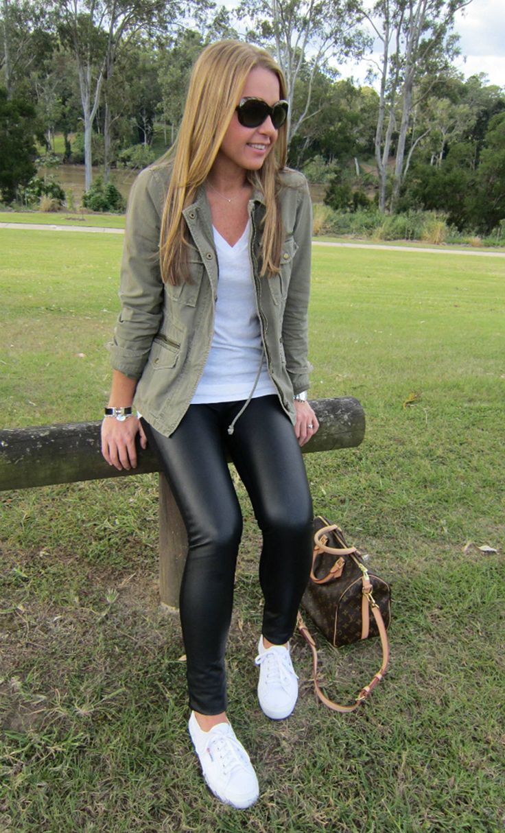 White Sneakers Outfit, Leather Leggings Outfit, Pleather Leggings, Look Legging, Black Leather Leggings, Legging Outfits, White Sneakers Women, Mode Casual, Outfit Trends