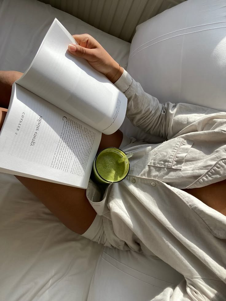 Aesthetic picture of reading in bed with a green smoothie and cute linnen pyjamas 75 Hard Challenge Aesthetic, Lectura Aesthetic, Vision Board2025, Daglig Motivation, Hard Challenge, Vision 2024, Vision Boarding, Healing Era, 75 Hard