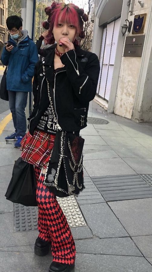 Punk Korean Fashion, Japanese Fashion Vkei, J Goth Fashion, Goth Harajuku Street Styles, Chinese Punk Fashion, Japanese Edgy Fashion, Japan Alternative Fashion, Japanese Punk Fashion 90s, Asian Alt Fashion