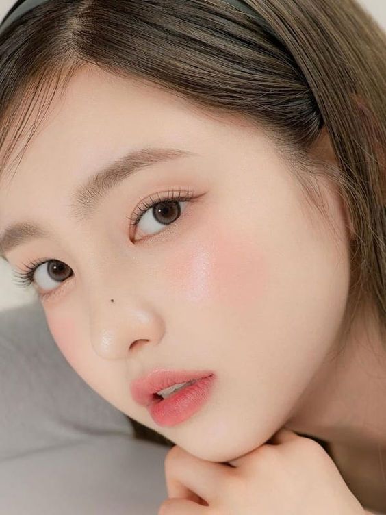 Light Make Up Korean, Korean Spring Makeup Looks, Coral Makeup Looks Natural, Light Spring Korean Makeup, Coral Makeup Looks Korean, Korean Spring Makeup, Makeup Spring 2024, Sweet Makeup Look Natural, Spring Light Makeup