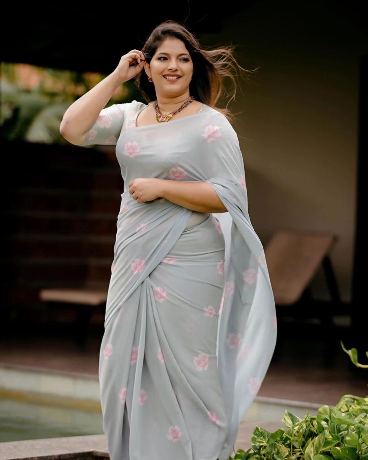 Mario saree with pink roses all over.. with a silk blouse with floral print and. Lovely makeup n hair 💖 so-beautiful Georgette Sarees Plus Size, Blouse For Plus Size Women Saree, Saree On Plus Size, Saree For Fat Women, Plus Size Saree Blouse, Saree For Chubby Girls, Plus Size Saree, Lovely Makeup, Best Friend Poses