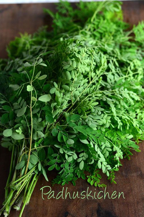 some green leaves are laying on a wooden table with the words radisheschen