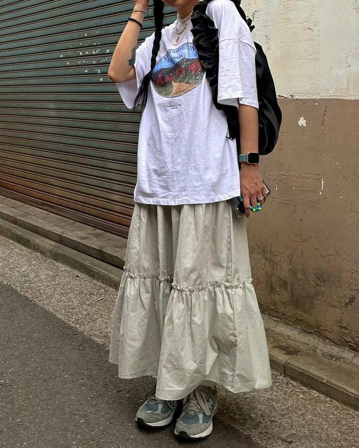 Oversized Skirt Outfit, Broquette Outfits, Oversized T Shirt Summer Outfit, Feminine Boyish Outfits, Maxi Tiered Skirt Outfit, Layer Maxi Dress Outfit, Outfit For Painting, Casual Long Skirt Outfits, T Shirt Skirt Outfit