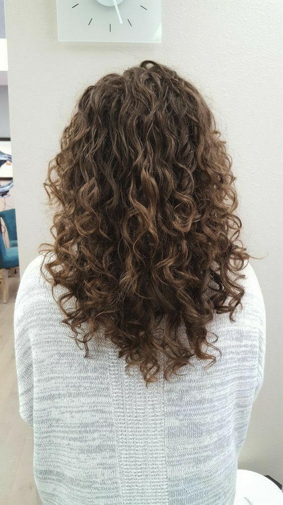 Curly Hair V Cut, Curly Hair Layers Medium, Naturally Wavy Hair Cuts, Long Curly Haircuts, V Shape Cut, Natural Curly Hair Cuts, Layered Curly Hair, Curly Hair Photos, Colored Curly Hair