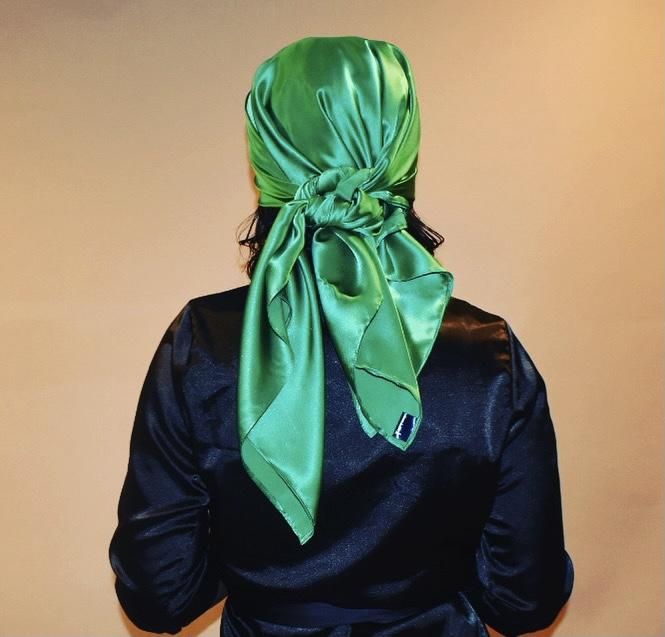 Emerald silk sleep scarf is a gorgeous green charmeuse silk scarf which will protect your hair from frizz and retain its moisture while you sleep. Our handmade and unique silk head wraps protects your hair from the friction of a cotton pillowcase, which can cause damage to your beloved tresses! Fabric Fun Facts ! Silk Benefits: 1. Silk has a natural protein structure and is the most hypoallergenic of all fabrics 2. Silk is an all-climate fabric making it suitable for the any season 3. Sleeping o Mulberry Scarf, Silk Benefits, Silk Head Wrap, Hijab Turban Style, Ladies Head Scarf, Silk Scarf Hair, Edgy Accessories, Pure Silk Scarf, Bandana Styles