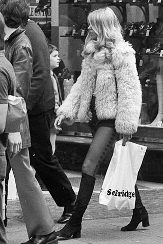 Shaggy Fur Coat, 70s Mode, Mode Hippie, I'm With The Band, Retro Mode, Looks Street Style, 1970s Fashion, Mick Jagger, Mode Inspo