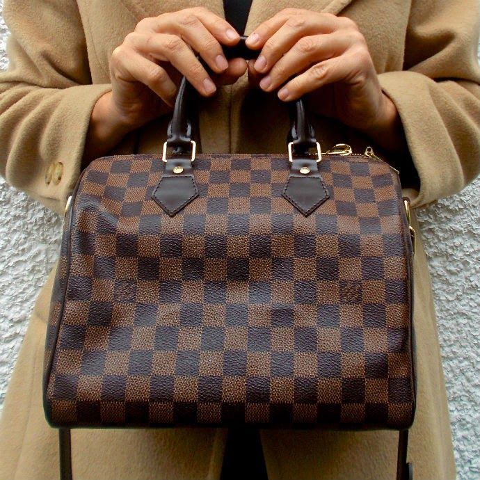 The Louis Vuitton Speedy 25 Bandouliére in Damier canvas.❤️✿ڿڰۣ(♥️ Louise Vuitton, Cheap Louis Vuitton Handbags, Lv Damier, Louis Vuitton Handbags Outlet, Lux Fashion, Lv Speedy, Dream Bags, Fancy Things, Louis Vuitton Speedy 25