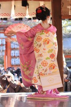 geisha-licious:  maiko  Wearing a beautiful pink floral embroidered kimono. Nihon Buyo, Look Kimono, Japan Geisha, Traditional Japanese Clothing, Geisha Kimono, The Floating World, Memoirs Of A Geisha, Kimono Japan, Floating World