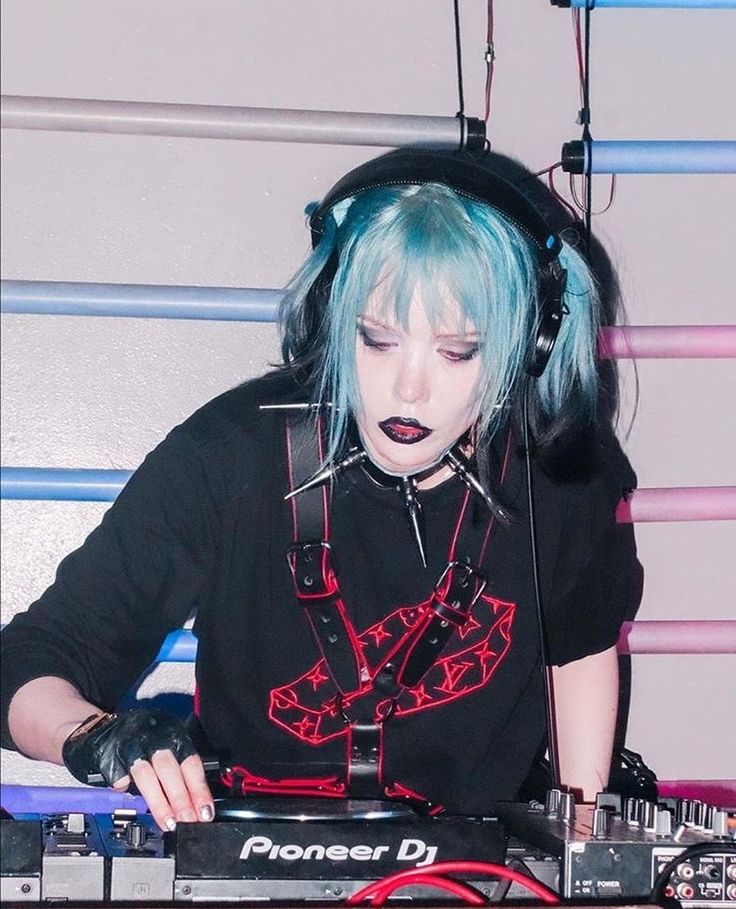 Mode Harajuku, Alice Glass, Crystal Castles, Pink Grunge, Kei Visual, Colourful Hair, Crystal Castle, Riot Grrrl, Estilo Punk