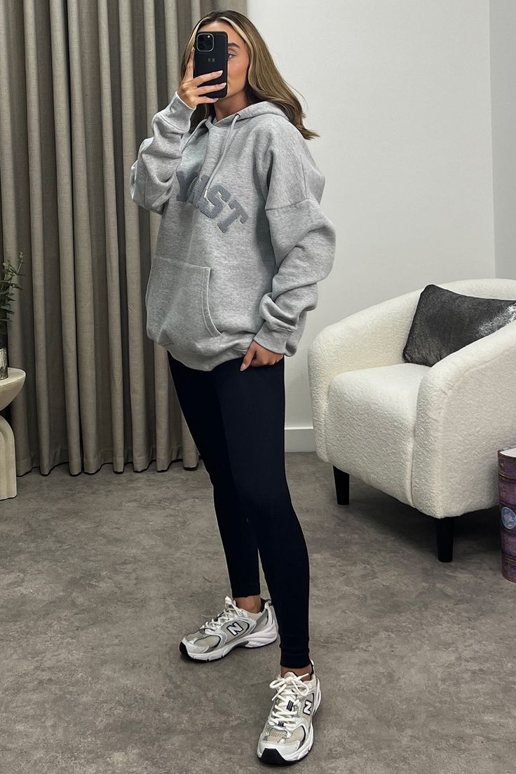 Grey Sweatshirt And Leggings Outfit, Black Leggings Grey Hoodie Outfit, Small Hoodie Outfit, Oversized Gray Hoodie Outfit, Grey Hoodie And Leggings Outfit, Legging Hoodie Outfit, Leggings And Hoodie Outfit Casual, Grey Oversized Hoodie Outfit, How To Style Black Hoodie