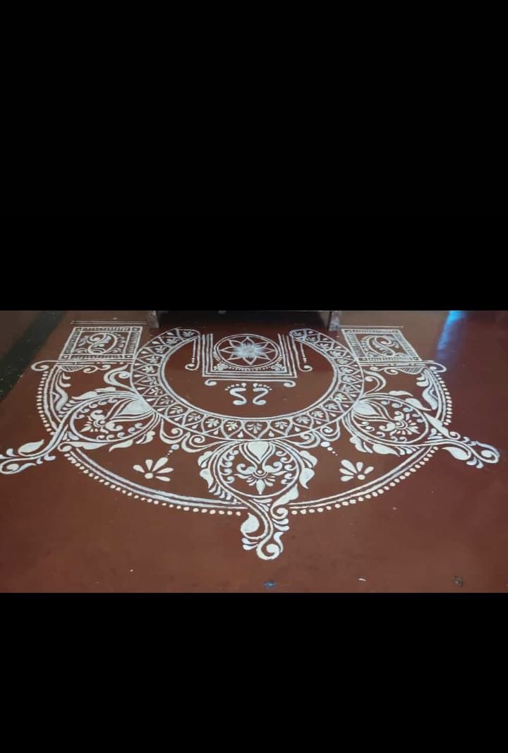 an intricately designed floor in the middle of a room with white paint on it