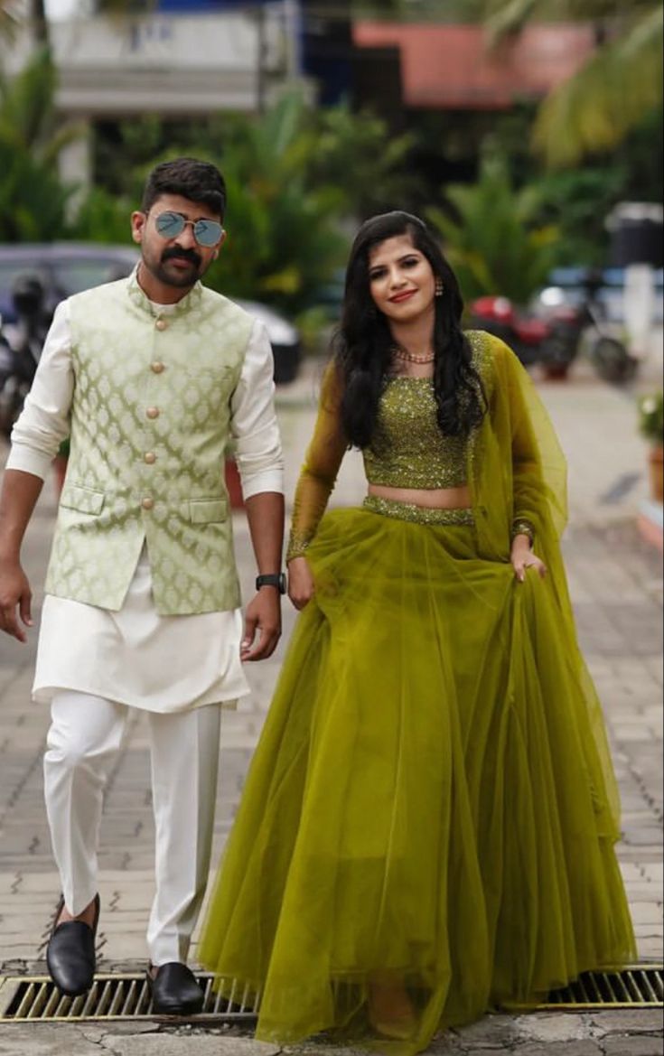 Simple Lehanga Models, Net Skirt And Top, Net Dresses Design Ideas, Net Lehenga Designs, Reception Dress Indian, Engagement Couple Dress, Saree Net, Kerala Engagement Dress, Baby Dress Embroidery