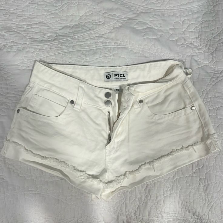 White Denim Shorts Never Worn!! White Jean Shorts Outfit, White Denim Shorts Outfit, Jean Short Outfits, Denim Shorts Outfit, White Jean Shorts, White Denim Shorts, Jean Shorts, Short Outfits, Nordstrom