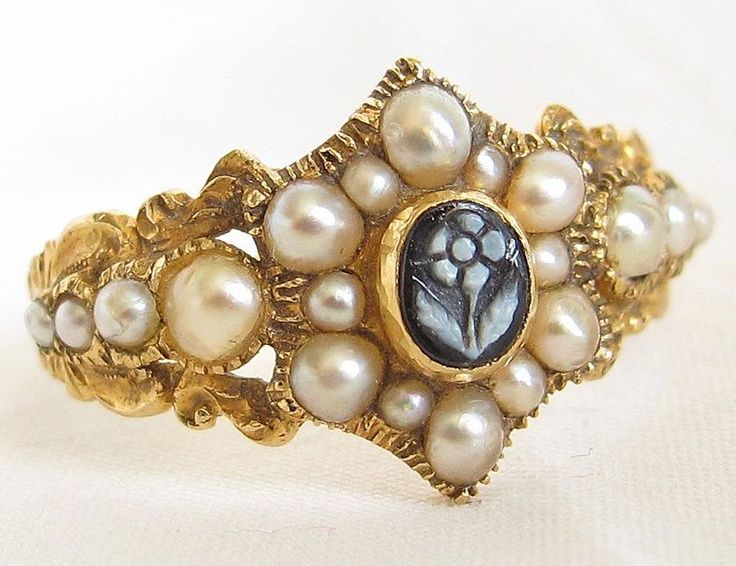 Ornate Lovers 'Forget Me Not,' Ring, in 18K Yellow Gold, Pearls and Carved Banded Agate. ca. 1825. Jewellery Shops, Georgian Jewelry, Antique Engagement Ring, Historical Jewellery, Art Ancien, Jewellery Store, Jewellery Shop, Old Jewelry, Victorian Jewelry