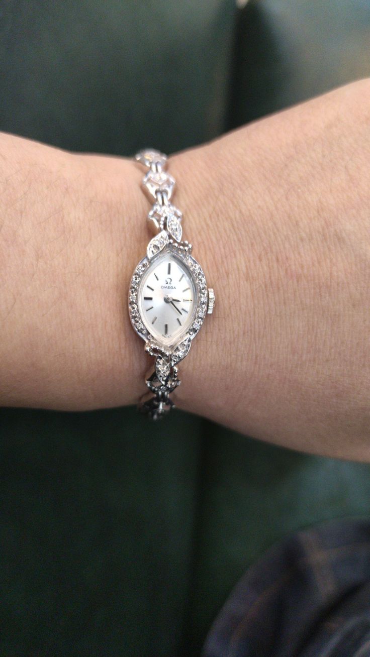 Vintage Small Watch, Small Watches Women Silver, Small Silver Watches Women, Dainty Silver Watches For Women, Silver Vintage Watches Women, Old Money Jewelry Silver, Dainty Watch Silver, Silver Watches Women Classy, Vintage Watches Women Silver