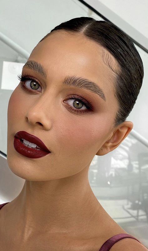 Makeup For Wine Colored Dress, Cranberry Makeup, Maquillage On Fleek, Mekap Mata, Round Face Makeup, Red Lip Makeup, Fall Makeup Looks, Smink Inspiration, Red Makeup