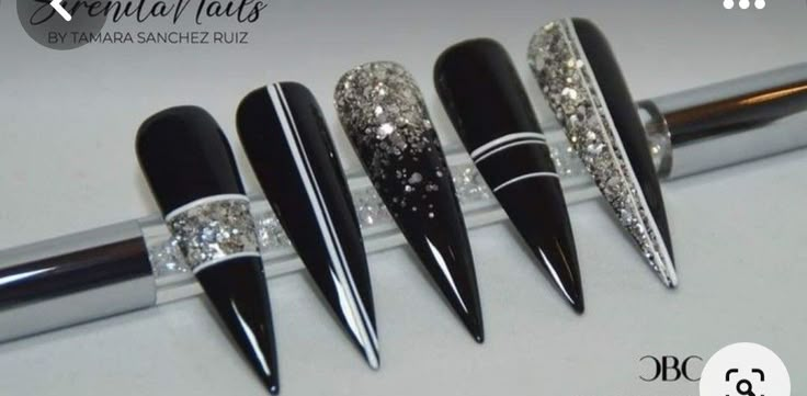 Unique Black Nails, Nails Winter Wonderland, Black Nails With Rhinestones, Wonderland Nail Art, January Nail Ideas, Simple Winter Nails, Nail Art Noir, Torturi Baby Shower, Stilleto Nails Designs