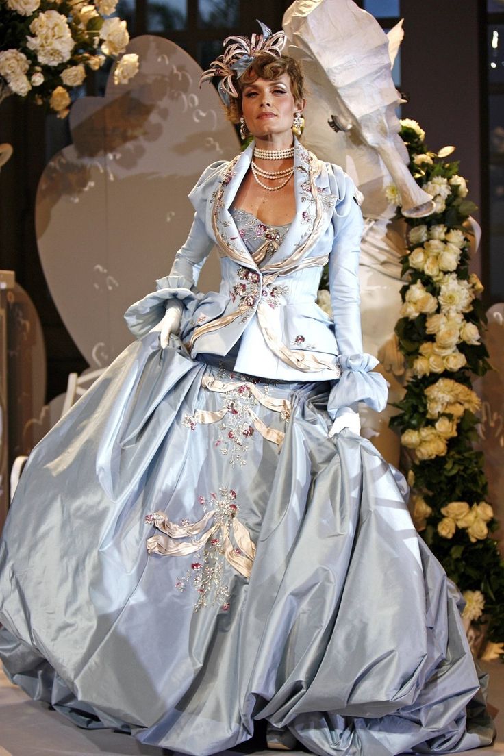 Galliano Dior, Amber Valletta, Fantasy Au, Rococo Fashion, Dior Collection, Runway Fashion Couture, Christian Dior Haute Couture, Old Fashion Dresses, Dior Haute Couture