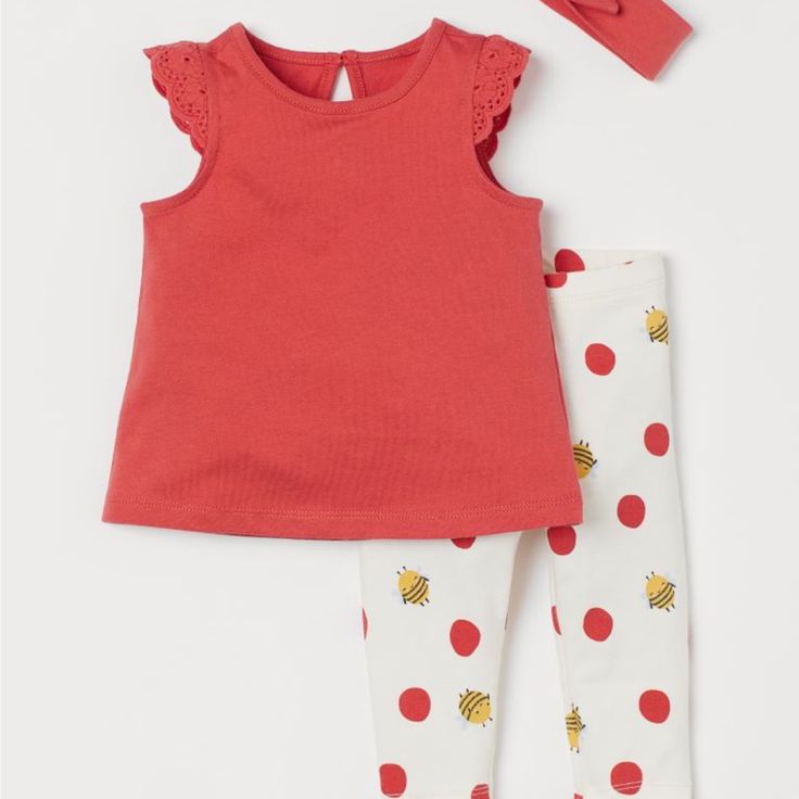 Top And Legging In A Soft Jersey. Top With Flutter Sleeves And Eyelet Embroidery. Leggings With Elastic Waistband. Cute Cotton Leggings For Spring, Fitted Cotton Leggings For Playtime, Cute Red Sets For Spring, Red Playwear Sets For Spring, Playful Fitted Red Sets, Fitted Red Playwear Sets, Playful Red Fitted Sets, Playful Red Fitted Set, Cute Red Playwear Sets