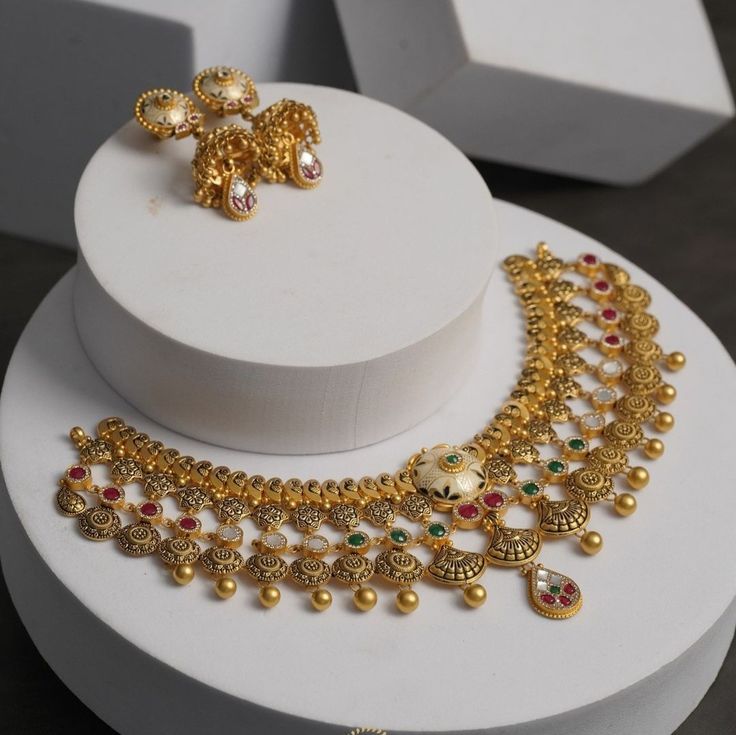 Chokar Design Jewelry In Gold, Rajwada Jewellery, Choker Set Gold, Latest Necklace Design, Necklace Set Indian Bridal Jewelry, Unique Gold Jewelry Designs, Wedding Jewelry Sets Bridal Jewellery, Delicate Gold Jewelry, Bride Jewelry Set