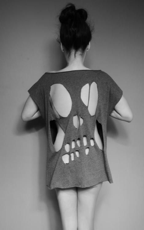 Skulled. Cut Up T Shirt, Emo Shirt, Teen Crop Tops, Cut Up Shirts, Chica Cool, Diy Clothes Refashion, Skull Clothing, Refashion Clothes, T Shirt Diy