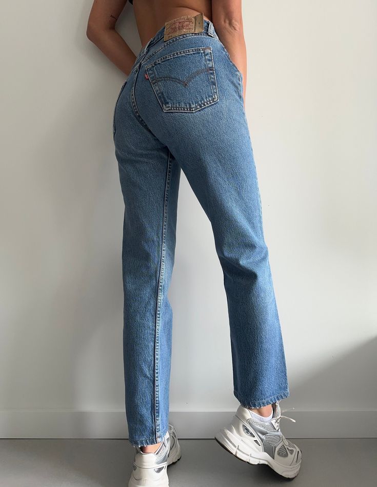 Beautiful vintage Levis 501 - lovely light blue wash faded to perfection - Excellent vintage condition - 90s  W29 L30 Measurements Waist: 35 cm Hips: 51 cm Rise: 27 cm Inseam: 73 cm Full length: 96,5 cm Material: 100% Cotton (jeans do not stretch) - Great vintage condition - W29 - Jeans have been shortened to L30 Please note! Tag numbers do not correspond to actual measurements or have any size equivalent so we have to go strictly by measurements. Please message me if you have any doubts about t Classic Levis Jeans 501, Levi Blue Jeans, Levis 501 Outfit, 501 Outfit, Levis Jeans 501, Levis 501 Women, 90s Levis, 90s Jeans, Jeans Levis