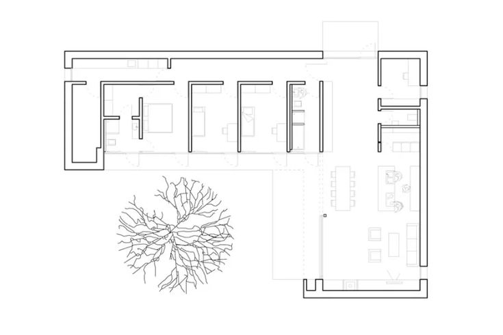 the floor plan for an office with two desks and a tree in the center