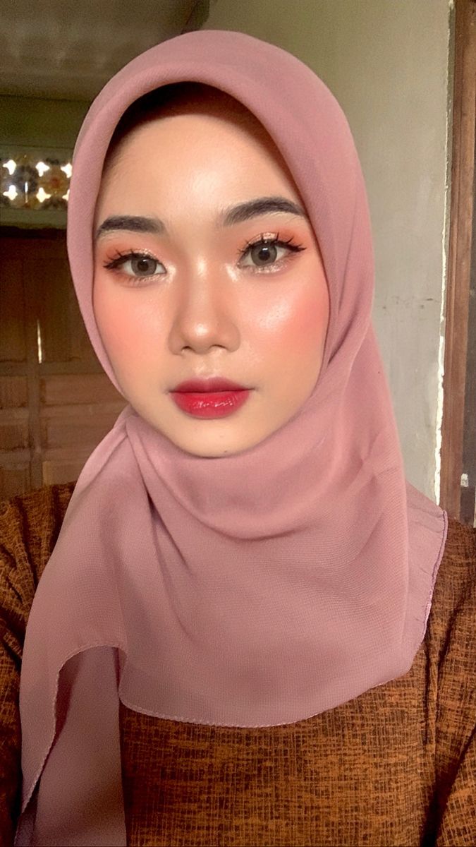 Makeup Wisuda Hijab Flawless, Graduation Look Makeup, Hijab Makeup, Graduation Look, Wedding Eye Makeup, Learn Makeup, Graduation Makeup, Fairy Makeup, Simple Eye Makeup