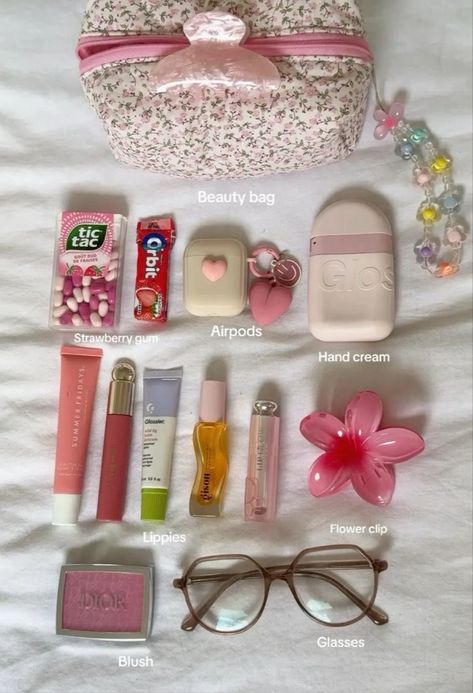 Summer Bag Essentials, School Emergency Kit, School Backpack Essentials, Haut Routine, Pretty School Supplies, Everyday Bag Essentials, School Bag Essentials, Backpack Essentials, Travel Bag Essentials