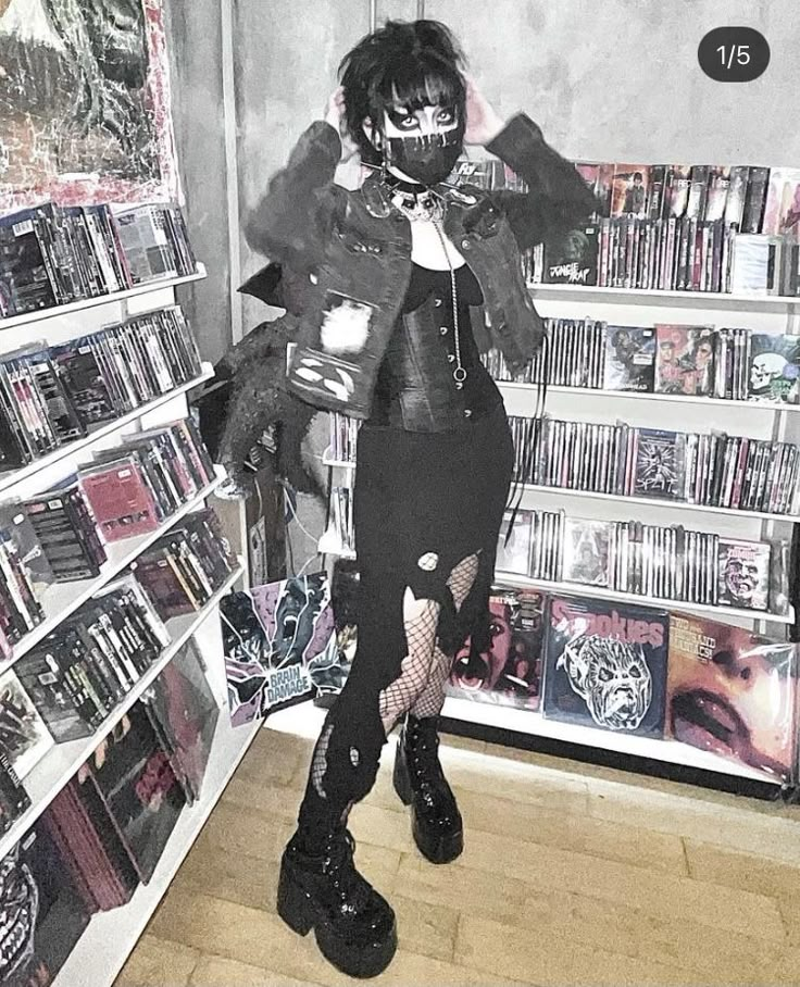 Traditional Goth 80s, Trashville 518 Outfit, Baggy Gothic Outfits, Emo Goth Clothes, 80s Emo Fashion, Simple Trad Goth Outfits, Goth Fashion 80s, Trad Goth Outfits 80s, Trad Goth Fits