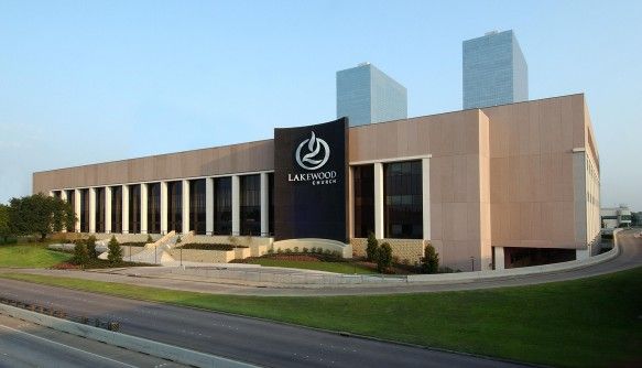 the front entrance to lakewood dental center in chicago, illinois on a sunny day