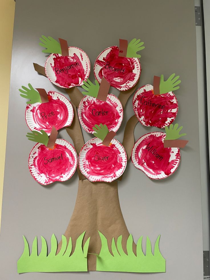 the paper plate apple tree is made to look like apples