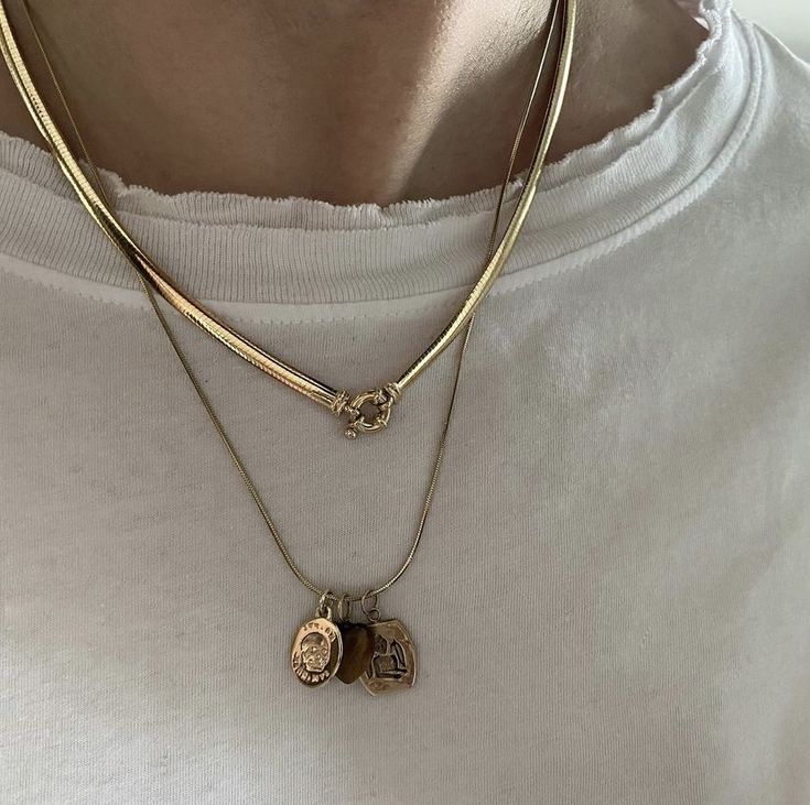 Necklace Stack Mixed Metals, Mixed Metal Necklace Stack, Mix Metal Jewelry, Gold Necklace Stack, Jewelry Goals, Iconic Outfits, Mixing Metals, Necklace Stack, Dope Jewelry