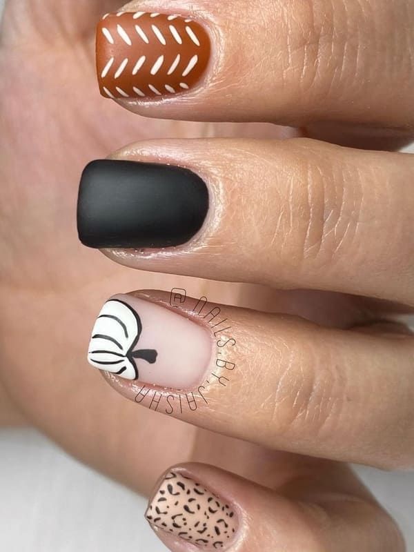 Thanksgiving nails: brown and black Diy Fall Gel Nails, Gel Nail Designs Fall Short, Muted Halloween Nails, Fall Nail Designs Thanksgiving, Fall Nail Pumpkin Designs, Natural Nail Ideas Fall, Fall And Thanksgiving Nails, Fall And Halloween Nail Designs, Fall Season Nails Pumpkin