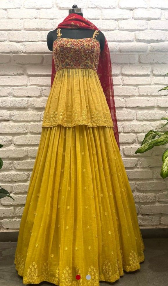 Yellow Lehenga Bridal, Normal Lehenga, Lemon Yellow Lehenga, Kurti Aesthetic, Haldi Photoshoot, Haldi Dress, Lehenga Bridal, Indian Wedding Gowns, Simple Lehenga